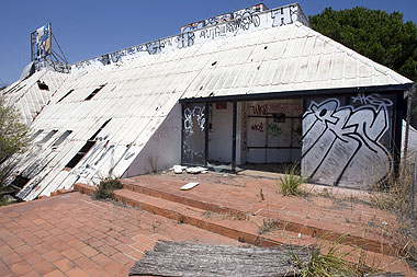 Imatge de la porta d'accs a la discoteca Silvi's de Gav Mar totalment abandonada (Agost de 2009)